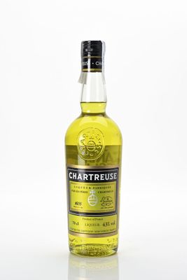 une bouteille de whisky à la Chartreuse posée sur une table