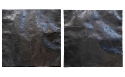deux peintures abstraites noires et bleues sur fond blanc