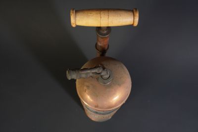 un manche en bois fixé à un objet métallique