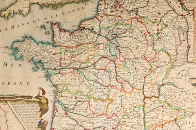 une vieille carte de la France sur laquelle est perché un oiseau