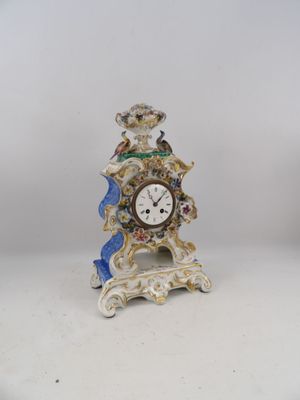 une petite horloge posée sur une table