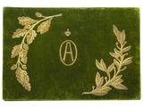 une image représentant un étui en velours vert orné d'une feuille d'or et d'une initiale
