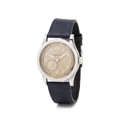 un gros plan d'une montre sur fond blanc, avec un bracelet bleu