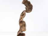 sculpture représentant une branche d'arbre tordue sur fond blanc