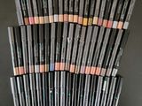 une pile de crayons de maquillage empilés les uns sur les autres