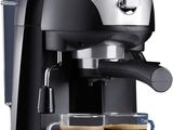 gros plan d'une cafetière sur fond blanc