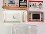 un Game & Watch posé sur une table blanche