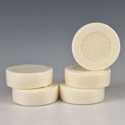 quatre pains de savon empilés les uns sur les autres sur une table