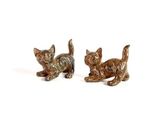 une paire de figurines de chats en bronze sur fond blanc