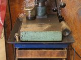 une machine posée sur une table dans une pièce