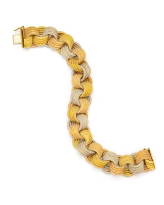 un gros plan d'un bracelet jaune et blanc sur fond blanc