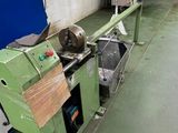 une machine posée sur le sol d'une pièce