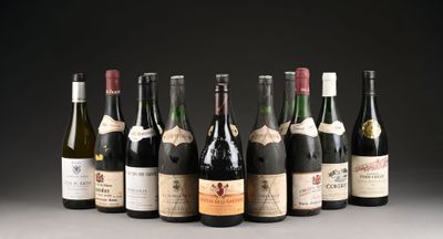 plusieurs bouteilles de vin sont alignées sur une table