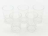six verres transparents sont alignés sur une surface blanche