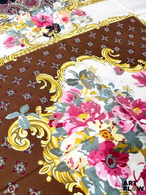 plusieurs morceaux de tissu sont disposés sur une table
