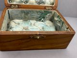 une petite boîte en bois contenant un morceau de tissu