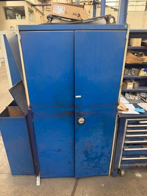 une armoire bleue contenant des tiroirs et des outils