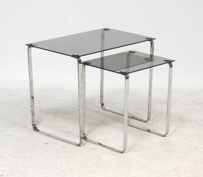 lot de deux tables gigognes en chrome et en verre