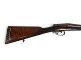 un fusil doté d'un canon en bois et d'une bouche en métal