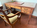 un bureau avec une chaise et un livre posé dessus