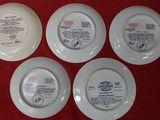 quatre assiettes blanches posées sur une nappe rouge, sur fond rouge
