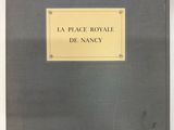 un livre gris orné d'une étiquette dorée, posé sur une table