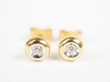 une paire de boucles d'oreilles en diamant sur fond blanc