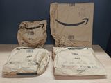 trois sacs posés sur une table, sur lesquels est dessiné un sourire