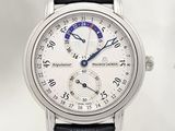 une montre en argent avec un cadran blanc et un bracelet en cuir noir
