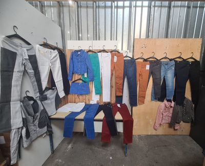 Lot de 22 pantalons, jupes et vestes femme ? Assortiment col…