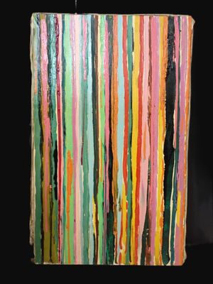 une peinture abstraite représentant des rayures multicolores sur fond noir