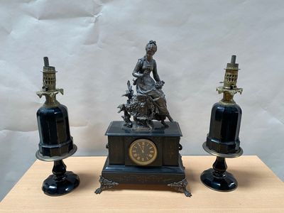 GARNITURE de CHEMINEE, comprenant une pendule borne surmonté…