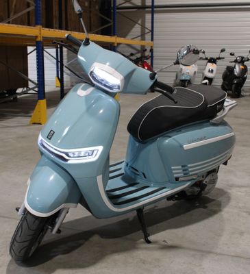 un scooter garé dans un garage