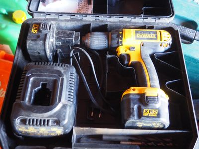 deux outils dans une boîte à outils posée sur une table