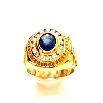 une image représentant une bague en or sertie d'une pierre bleue entourée de diamants
