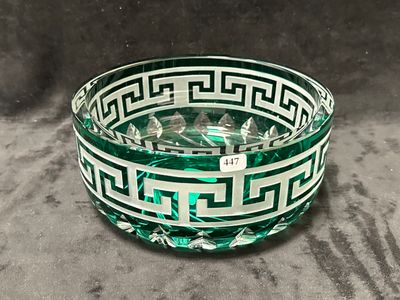un bol en verre orné d'un motif vert