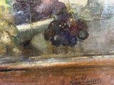 un tableau représentant des raisins dans un bol posé sur le rebord d'une fenêtre