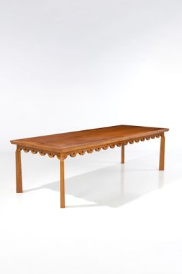 une photo d'une table en bois dont le plateau est orné de festons