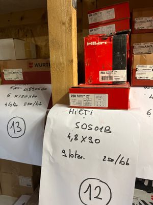 beaucoup de cartons et de colis sur les étagères