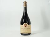 une bouteille de vin posée sur une table