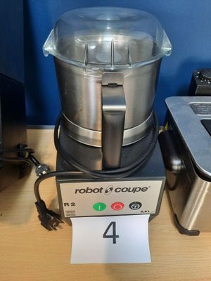 un mixeur posé sur une table à côté d'un ordinateur portable
