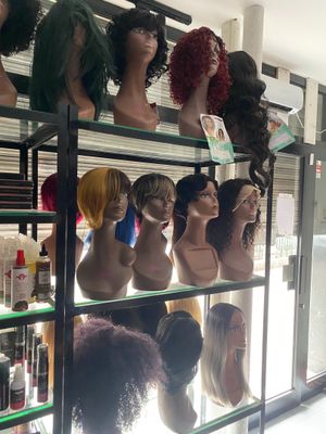 de nombreux mannequins et perruques exposés dans un magasin