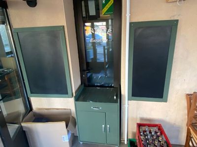 une armoire verte et une poubelle rouge dans une pièce