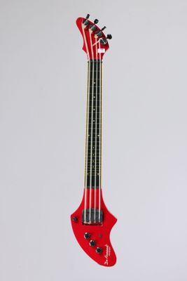 une photo d'une guitare basse électrique rouge accrochée au mur