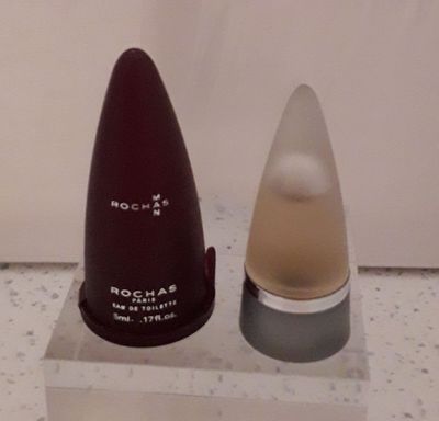 deux flacons de parfum posés sur un plan de travail