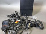 beaucoup de câbles et une manette de jeu vidéo sur la table