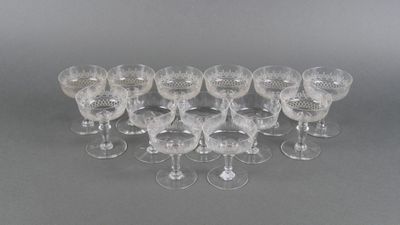 un grand groupe de verres à vin posés sur une table