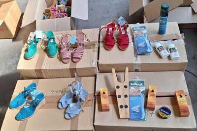 98 / Lot de 71 kg de vêtements, chaussures et accessoi… - Photo 1