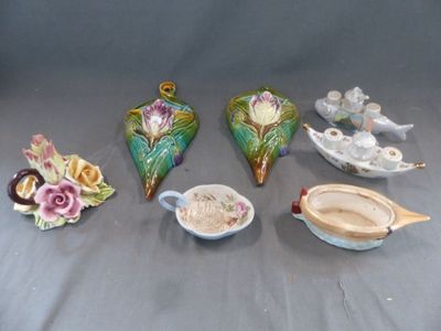 de nombreuses pièces de poterie différentes posées sur une table