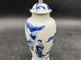un vase bleu et blanc avec un couvercle sur une table